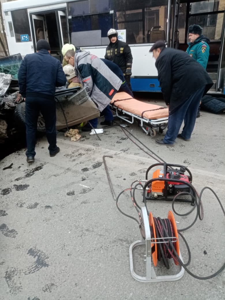 В жестком ДТП с автобусом в Омске молодая девушка получила открытый перелом бедра