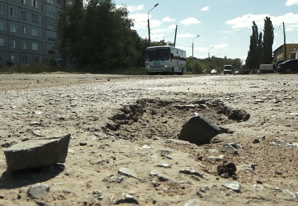 Павел Корольков добивается включения разбитой дороги в Омске в перечень улиц для ремонта Павел Корольков добивается включения разбитой дороги в Омске в перечень улиц для ремонта