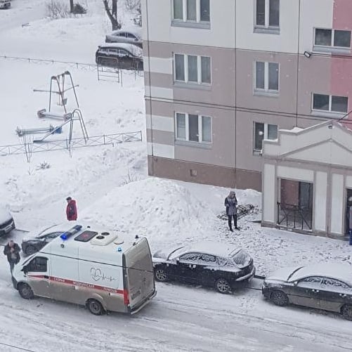 В Омске под окнами высотки нашли мертвой мать троих детей – соцсети