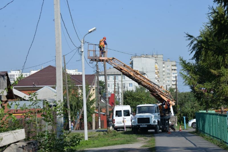 Омский губернатор Бурков посетил площадку будущего строительства новой поликлиники в поселке Восточный