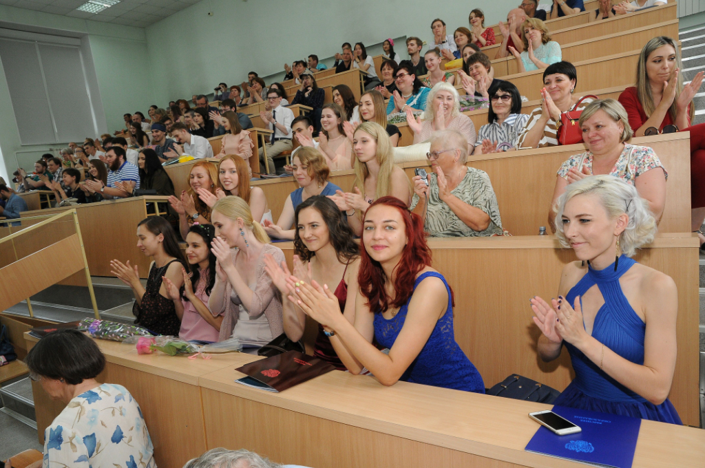Дипломы с отличием получили более 400 выпускников ОмГУ