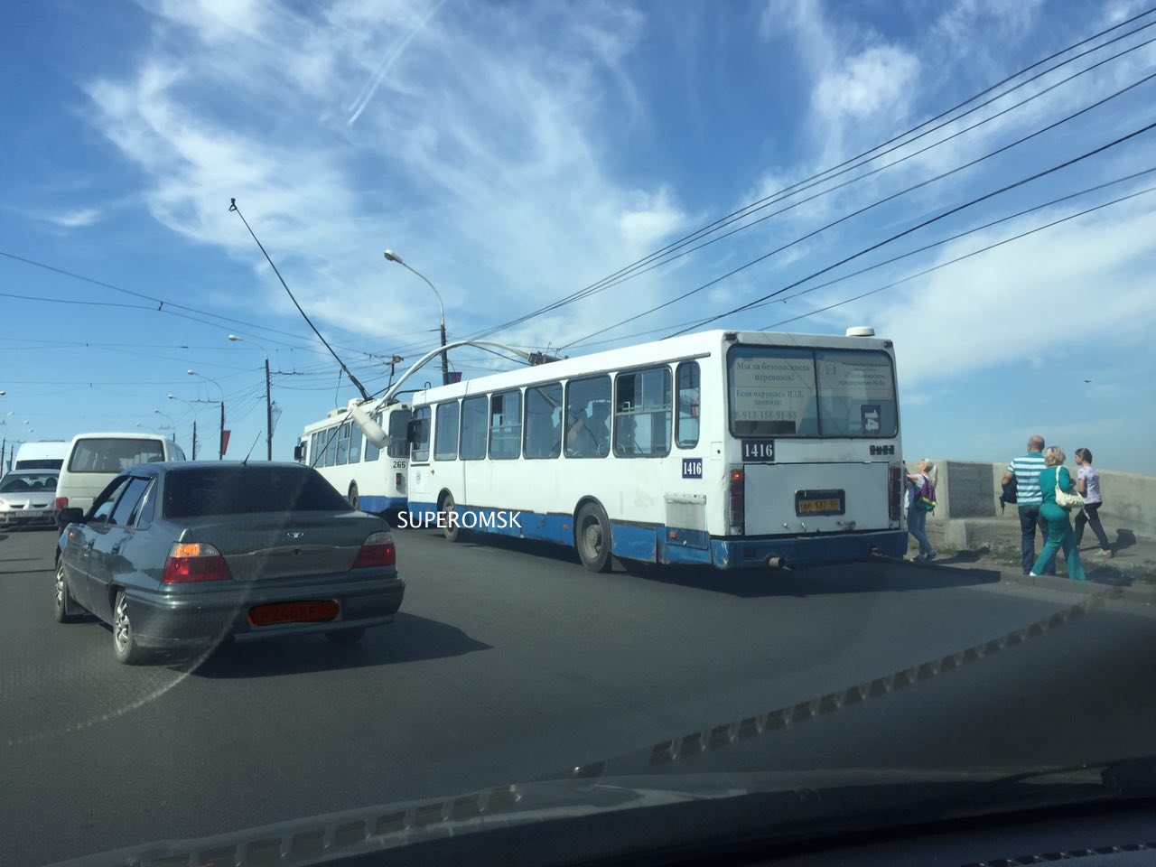 ДТП с троллейбусом в центре Омска - оголенный провод лежит на дороге ДТП с троллейбусом в центре Омска - оголенный провод лежит на дороге