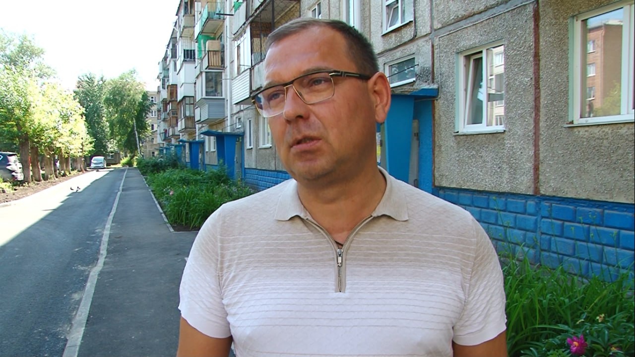 Депутат Омского горсовета Дмитрий Сахань помогает в преображении городских дворов Депутат Омского горсовета Дмитрий Сахань помогает в преображении городских дворов