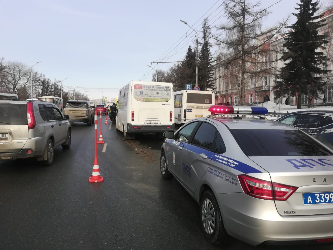Рядом с мэрией Омска произошла массовая авария Рядом с мэрией Омска произошла массовая авария