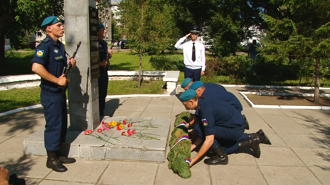 День ВДВ в Омске: крестный ход и митинг у мемориала генерала Маргелова День ВДВ в Омске: крестный ход и митинг у мемориала генерала Маргелова