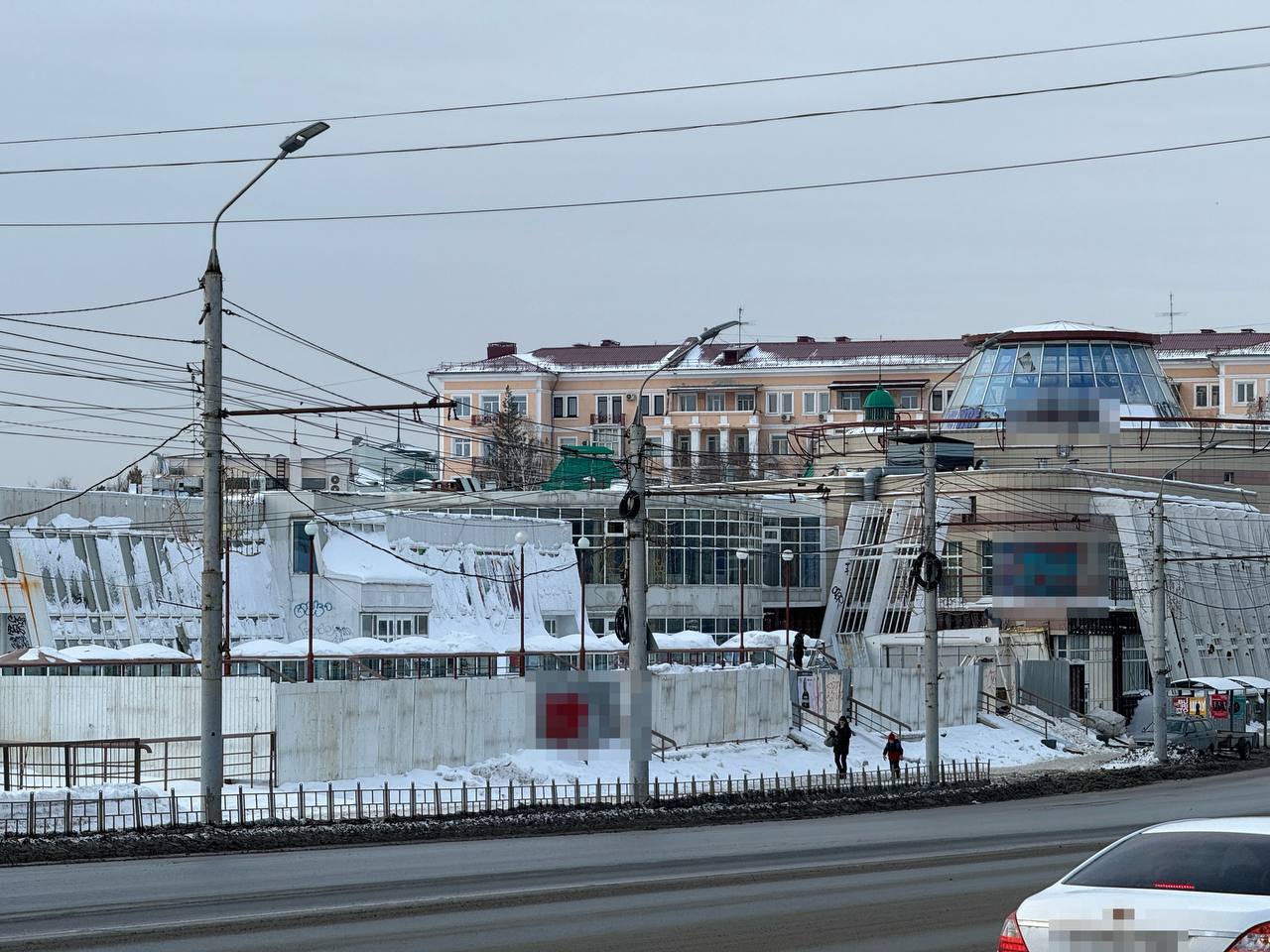 Здание бывшего ТК «Летур» в центре Омска начали демонтировать Здание бывшего ТК «Летур» в центре Омска начали демонтировать