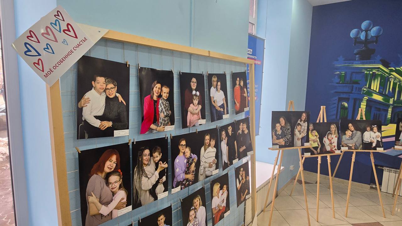 Александр Артемов встретился с омскими мамами особенных ребятишек, ставшими героинями фотовыставки