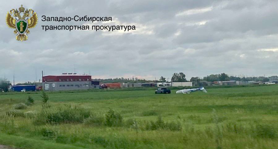 Появилось фото самолета после крушения под Омском Появилось фото самолета после крушения под Омском