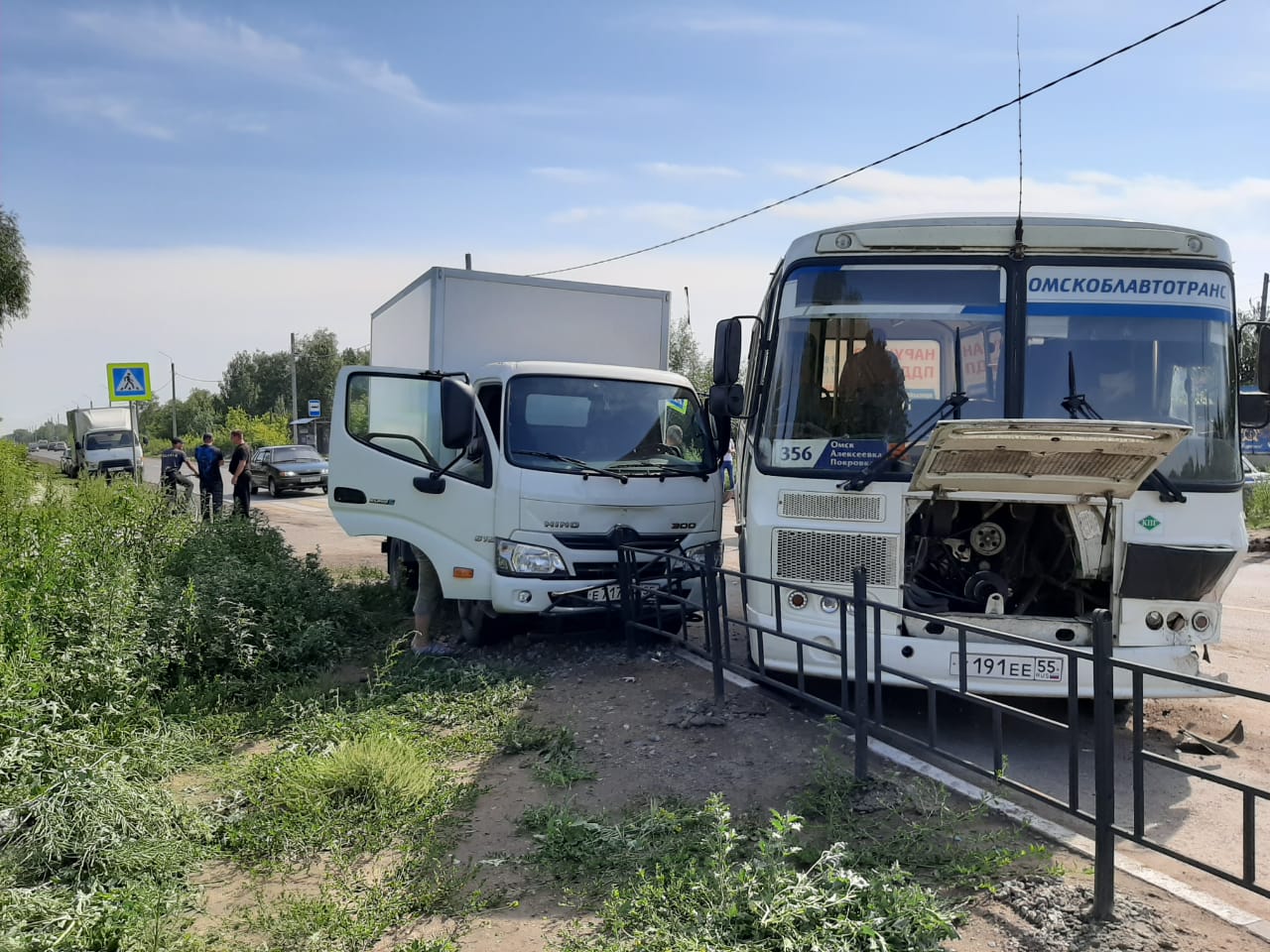 На окраине Омска водитель автобуса с пассажирами спровоцировал массовую аварию На окраине Омска водитель автобуса с пассажирами спровоцировал массовую аварию
