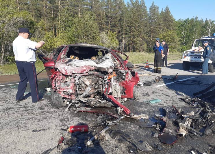 Появились фото с места жуткого ДТП с загоревшейся машиной под Омском, где погибли пять человек Появились фото с места жуткого ДТП с загоревшейся машиной под Омском, где погибли пять человек