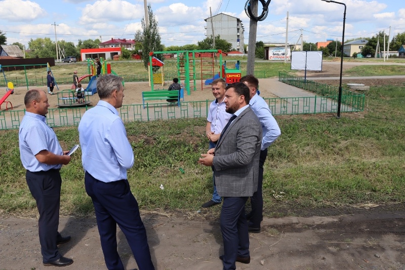 Александр Артемов проверил благоустройство в Калачинске по партийному проекту Александр Артемов проверил благоустройство в Калачинске по партийному проекту