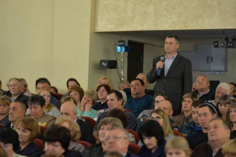 Глава Омской области Хоценко сообщил об итогах встречи с жителями Павлоградского района Глава Омской области Хоценко сообщил об итогах встречи с жителями Павлоградского района
