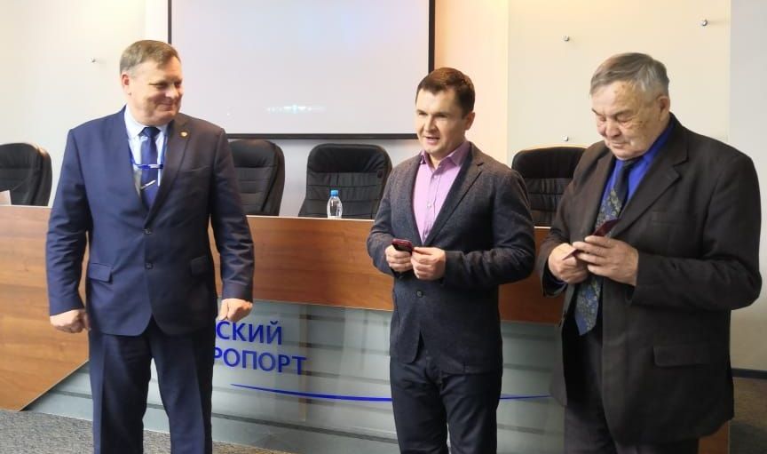Руководителя Омского аэропорта наградили памятной медалью Сергея Иосифовича Манякина Руководителя Омского аэропорта наградили памятной медалью Сергея Иосифовича Манякина