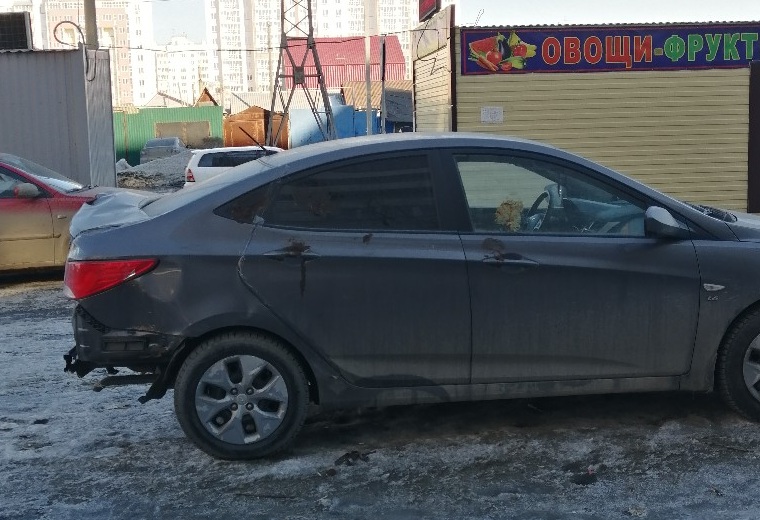 В Омске неизвестные перемазали припаркованные автомобили странной жижей