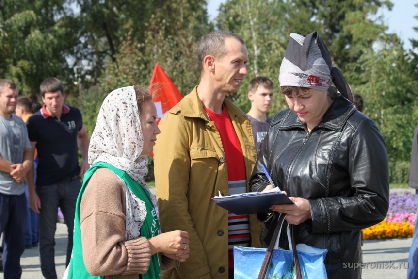 Православные омичи вышли защитить христианские святыни (ФОТОРЕПОРТАЖ) Православные омичи вышли защитить христианские святыни (ФОТОРЕПОРТАЖ)