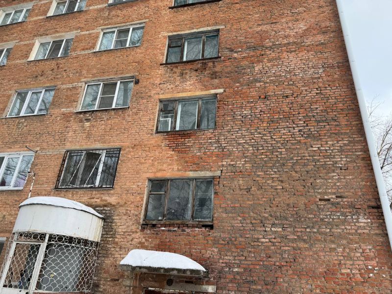 Появились фото трещин в омской пятиэтажке на Молодогвардейской