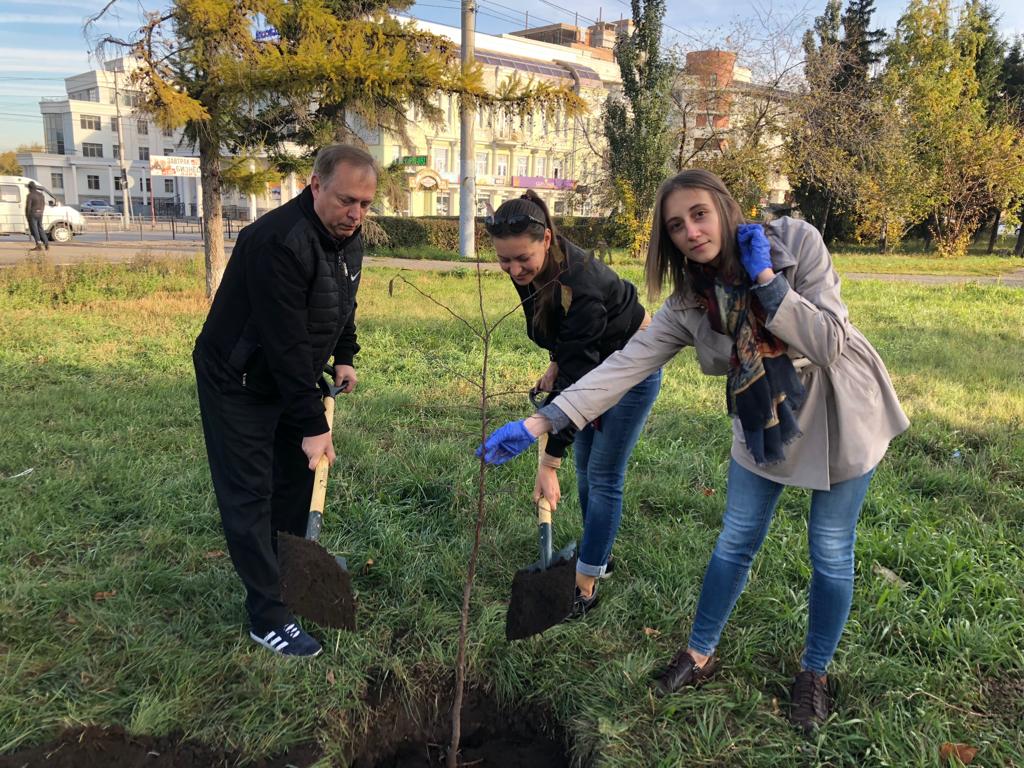 Омские депутаты очистили от мусора город и посадили яблони на субботнике Омские депутаты очистили от мусора город и посадили яблони на субботнике