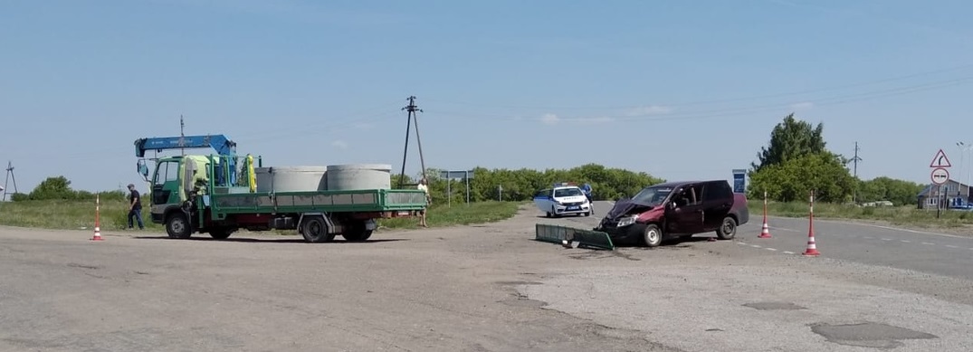 Под Омском «воровайка» с бетонными кольцами влетела в легковушку с детьми внутри Под Омском «воровайка» с бетонными кольцами влетела в легковушку с детьми внутри