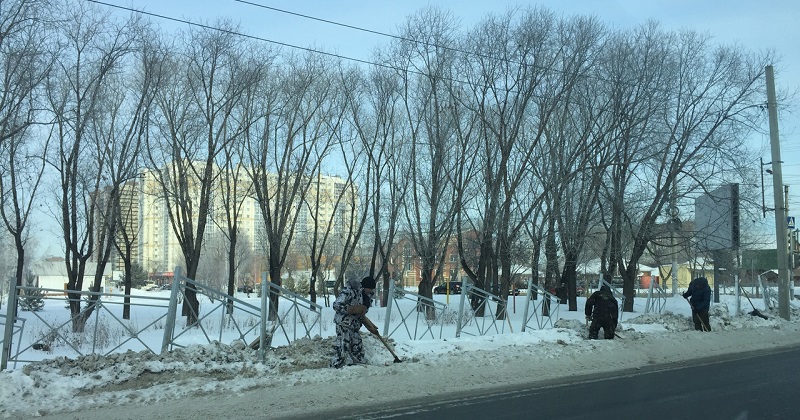 Ограждения вдоль омских дорог не выдерживают уборки снега? Ограждения вдоль омских дорог не выдерживают уборки снега?