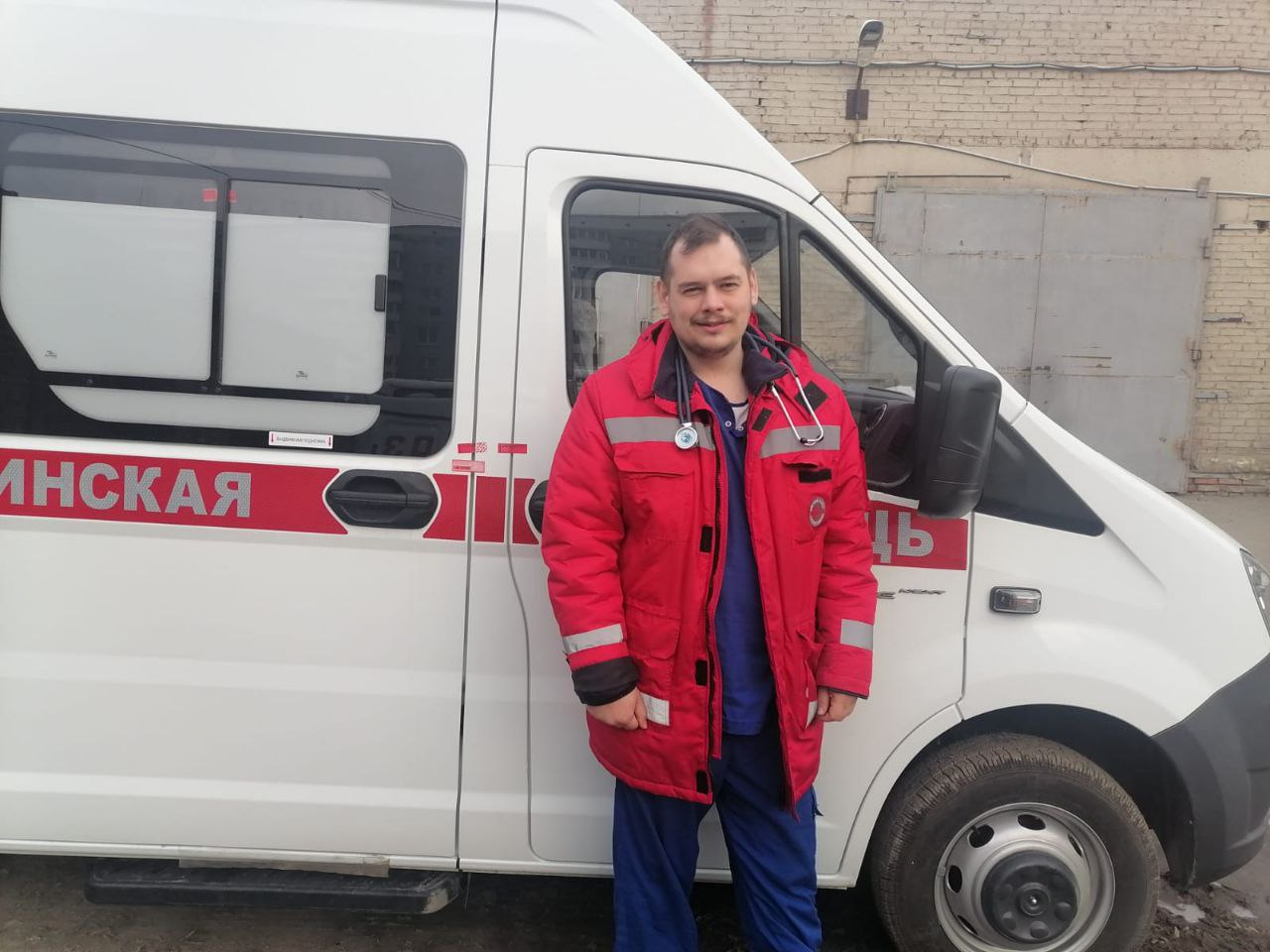 Фельдшер омской скорой помощи спас провалившегося под лед рыбака Фельдшер омской скорой помощи спас провалившегося под лед рыбака