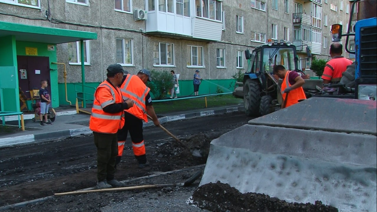 Депутат Омского горсовета Дмитрий Сахань помогает в преображении городских дворов Депутат Омского горсовета Дмитрий Сахань помогает в преображении городских дворов