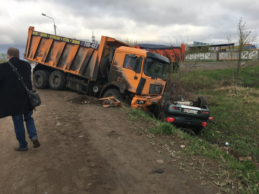 В Омске самосвал опрокинул в кювет иномарку В Омске самосвал опрокинул в кювет иномарку