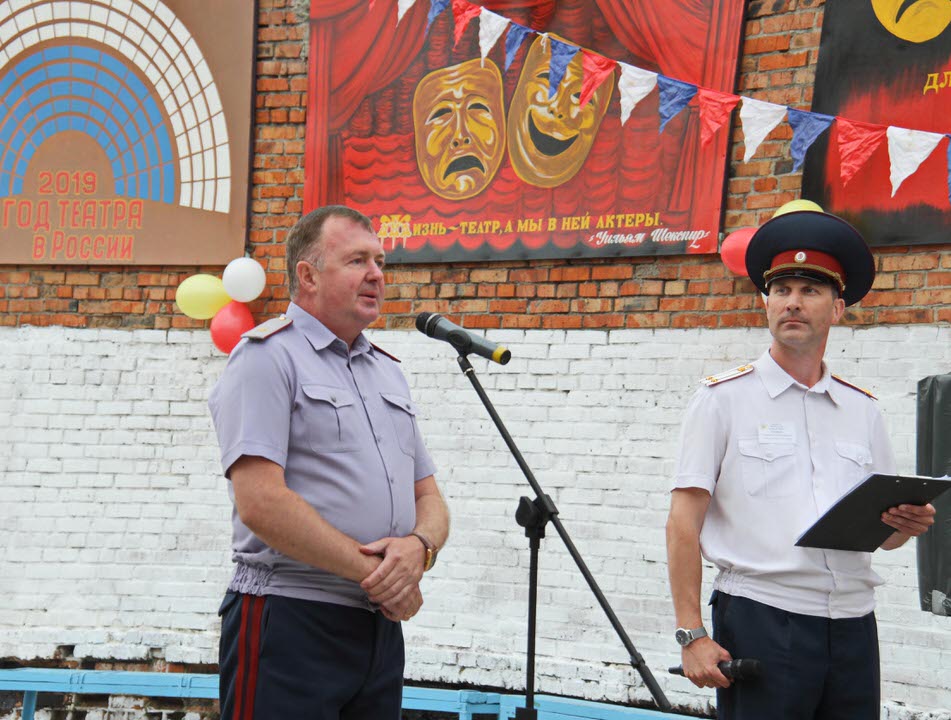 Реквизит – в руках, по бокам – конвой: как поставить спектакль в колонии строгого режима