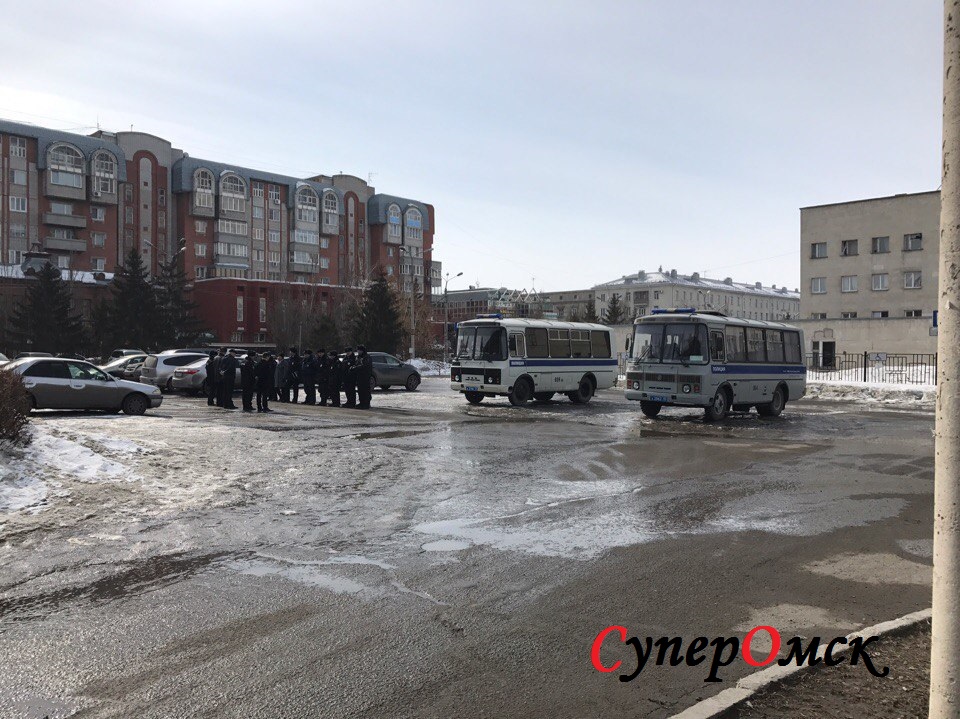 В Омске место схода за Навального огородили лентой из-за уборки снега