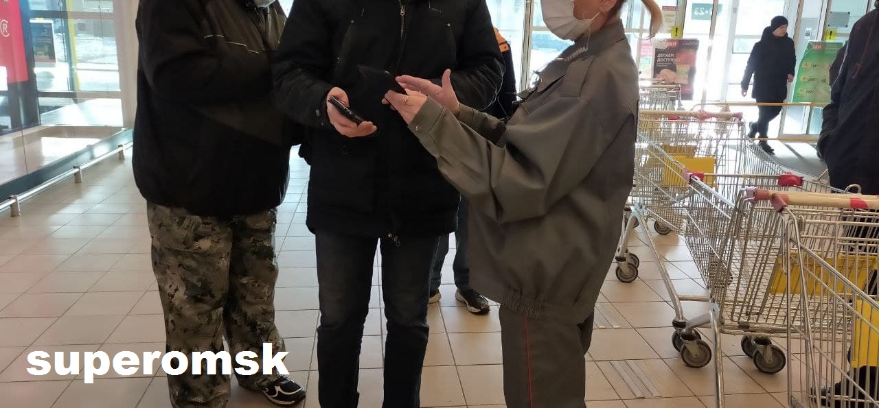 Полупустые залы, входной контроль строгий, QR-коды просят везде: как проходит шопинг в омских ТЦ Полупустые залы, входной контроль строгий, QR-коды просят везде: как проходит шопинг в омских ТЦ
