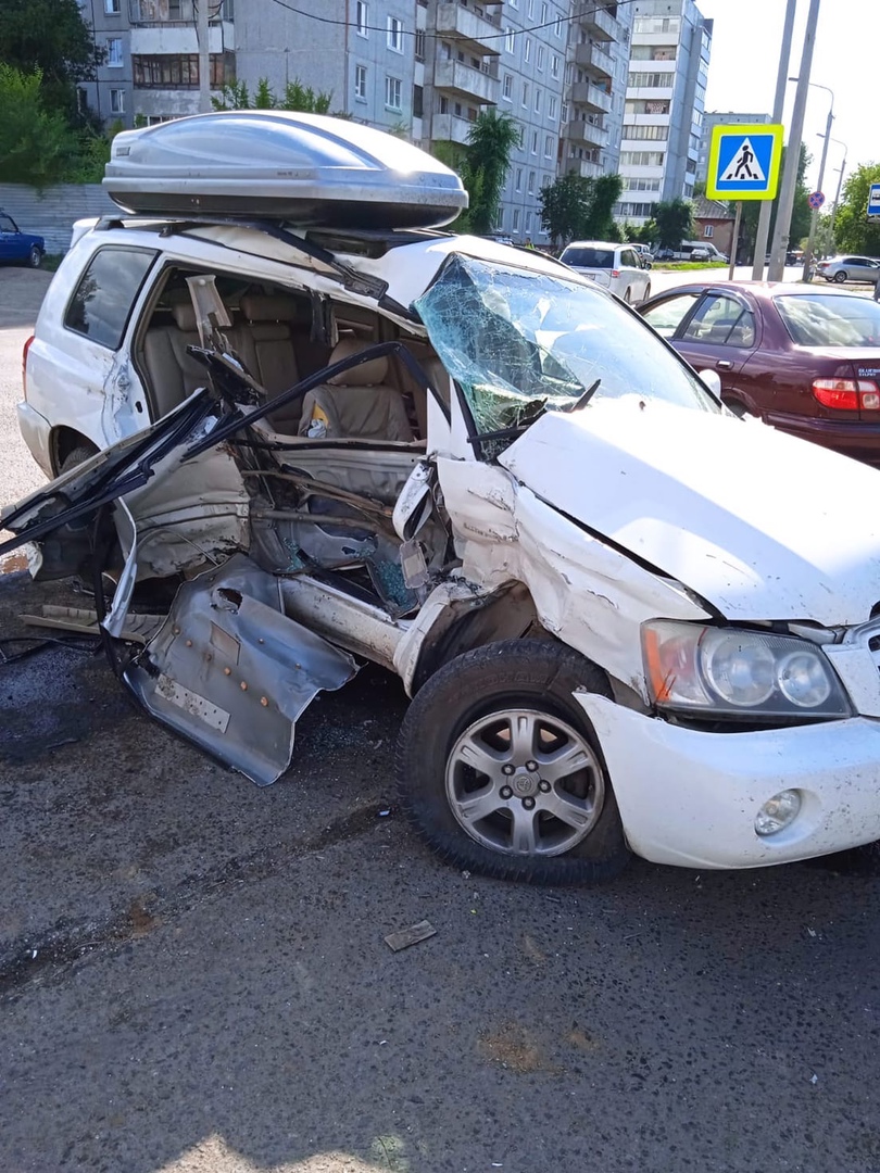 В Омске в жестком ДТП пострадали ребенок и пенсионерка В Омске в жестком ДТП пострадали ребенок и пенсионерка