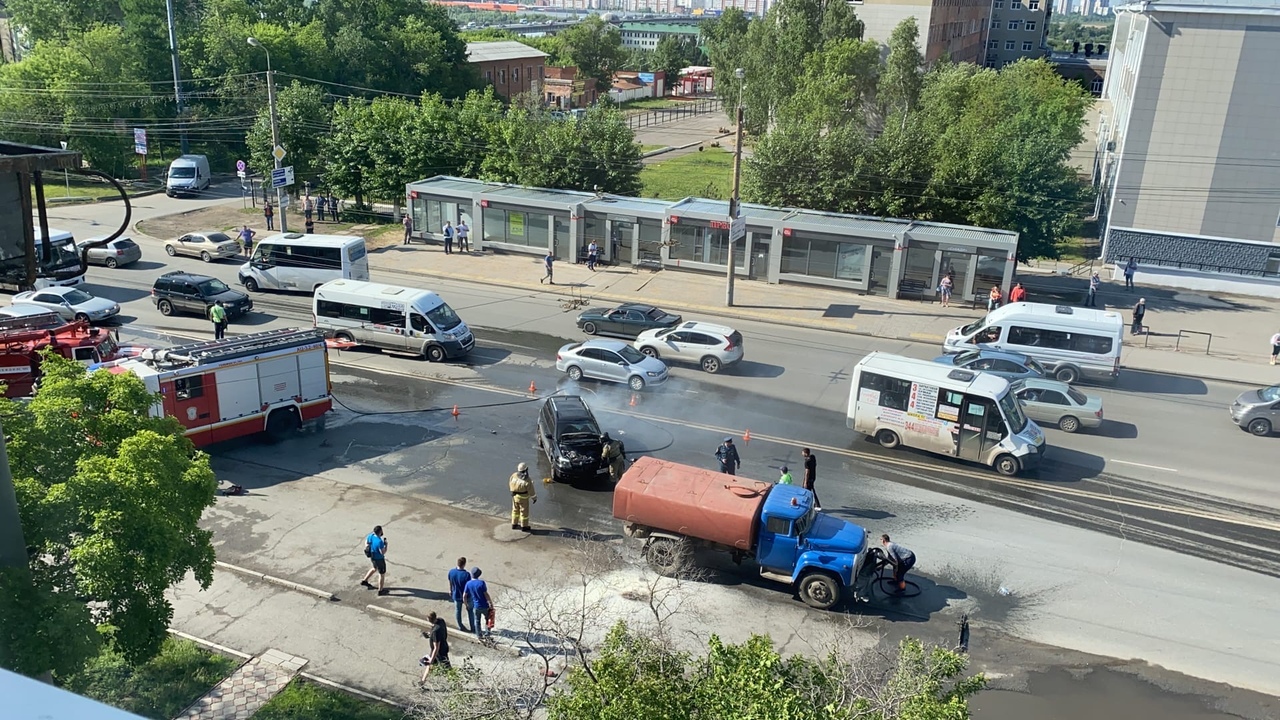 В Омске загоревшейся в час пик на оживленной дороге машине пришла неожиданная помощь В Омске загоревшейся в час пик на оживленной дороге машине пришла неожиданная помощь