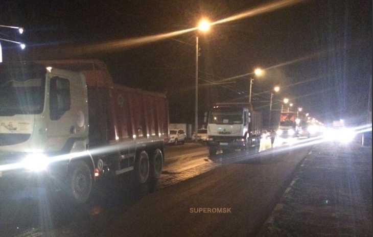 В Омске «путинскую» улицу Богдана Хмельницкого асфальтировали в дождь В Омске «путинскую» улицу Богдана Хмельницкого асфальтировали в дождь