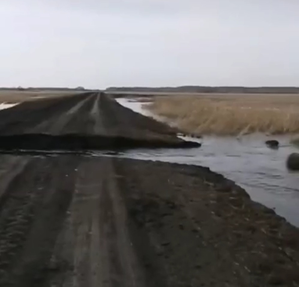 В Омской области в районе, где нашли необследованные дороги, вода размывает трассу