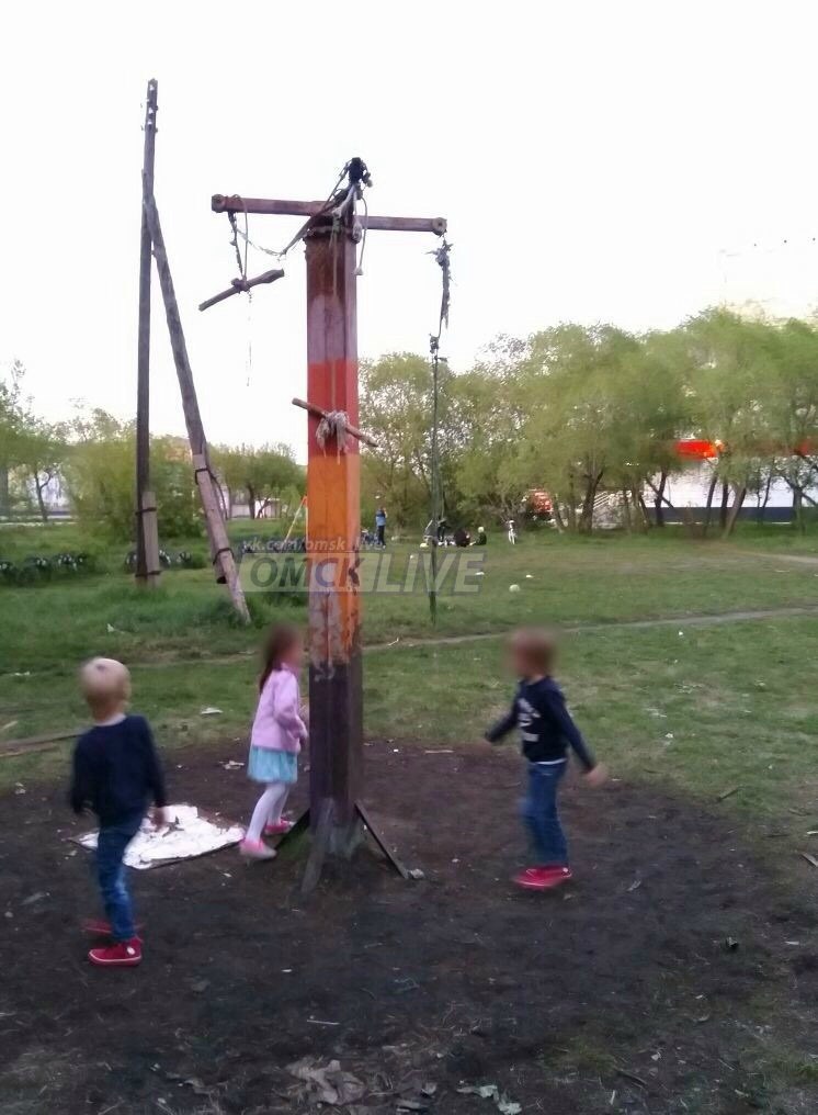 Омичи ужаснулись «виселице» на старой детской площадке Омичи ужаснулись «виселице» на старой детской площадке