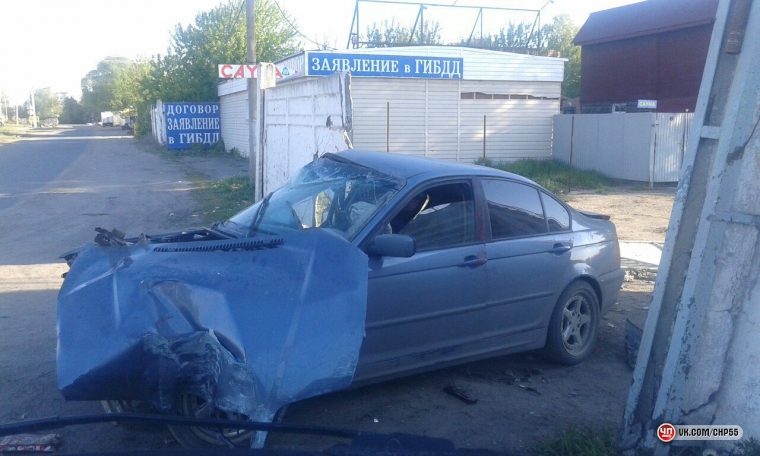 Омич протаранил забор и бросил раненого подростка в автомобиле Омич протаранил забор и бросил раненого подростка в автомобиле