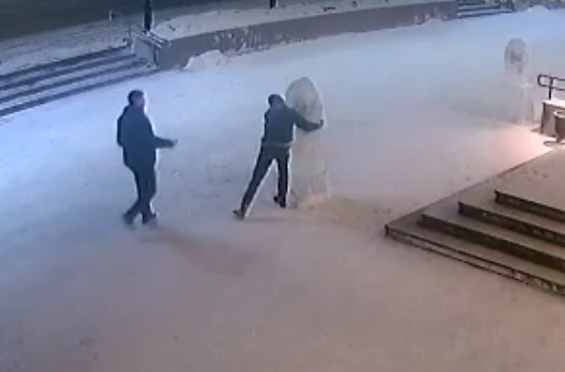 Омич символично изувечил на видео глыбу льда с цветами у драмтеатра Омич символично изувечил на видео глыбу льда с цветами у драмтеатра