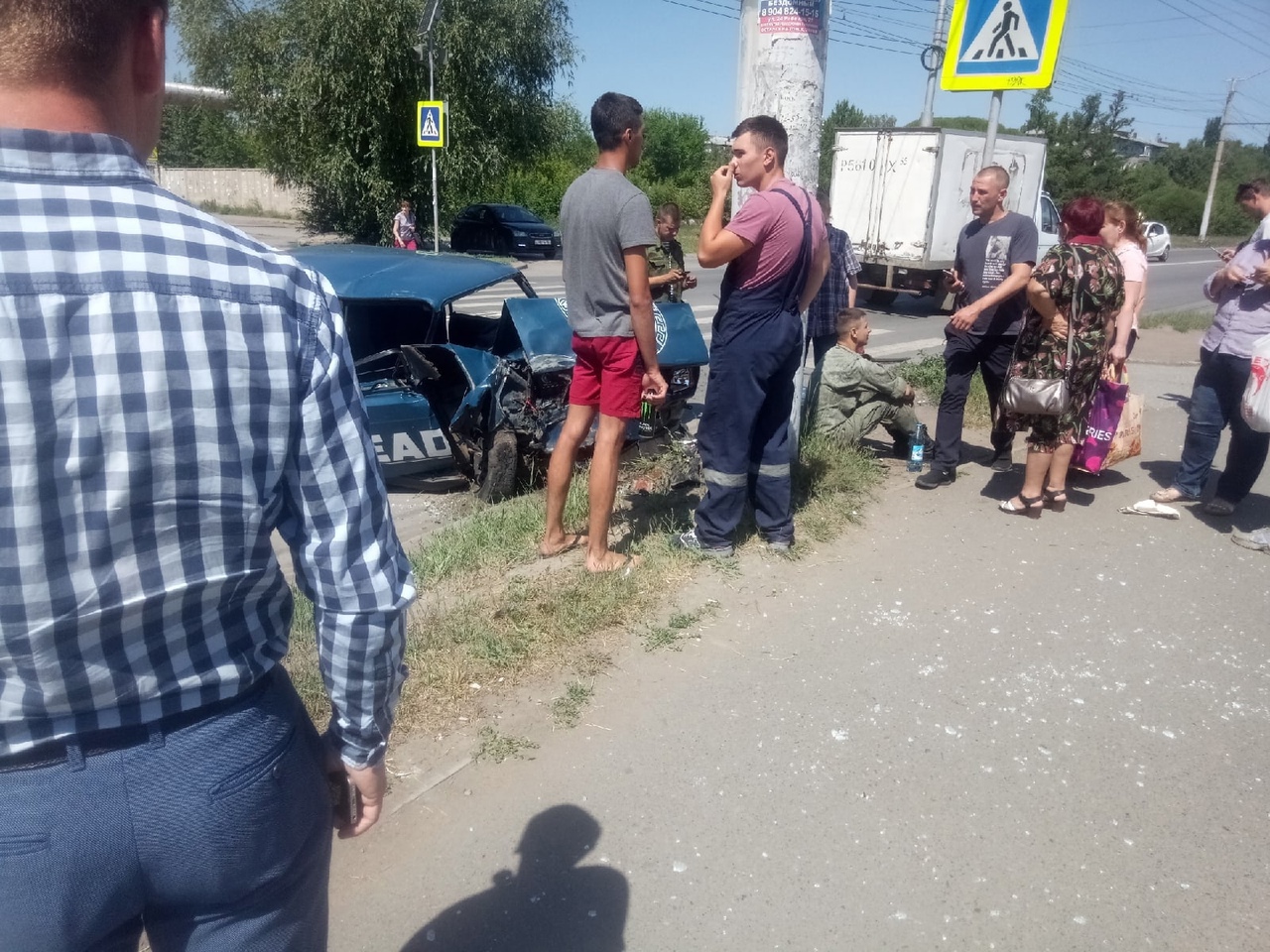 В Омске парни в военной форме влетели в пешеходный столб В Омске парни в военной форме влетели в пешеходный столб