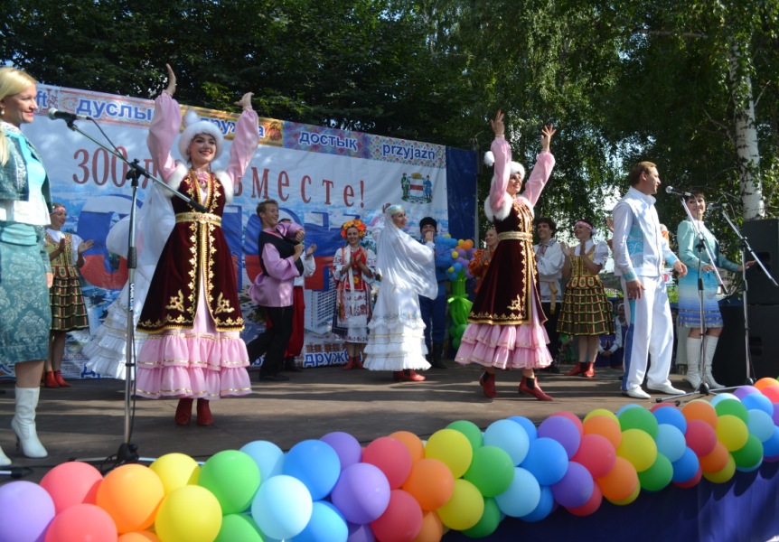 Сквер дружбы народов на один день «сдружил» омских випов Сквер дружбы народов на один день «сдружил» омских випов