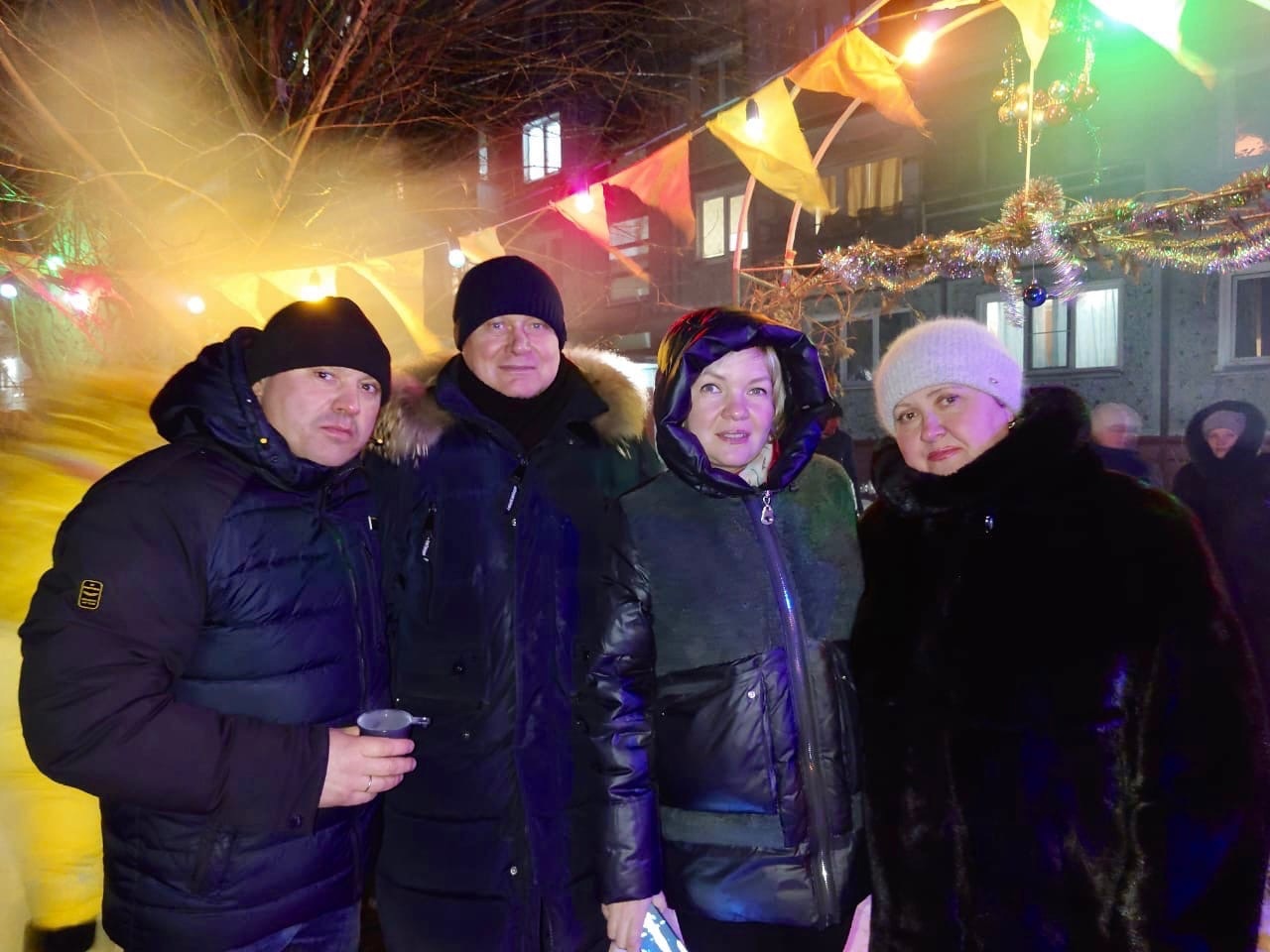 Юрий Козловский совместно с КТОСами Октябрьского округа подарил новогоднее настроение омичам Юрий Козловский совместно с КТОСами Октябрьского округа подарил новогоднее настроение омичам