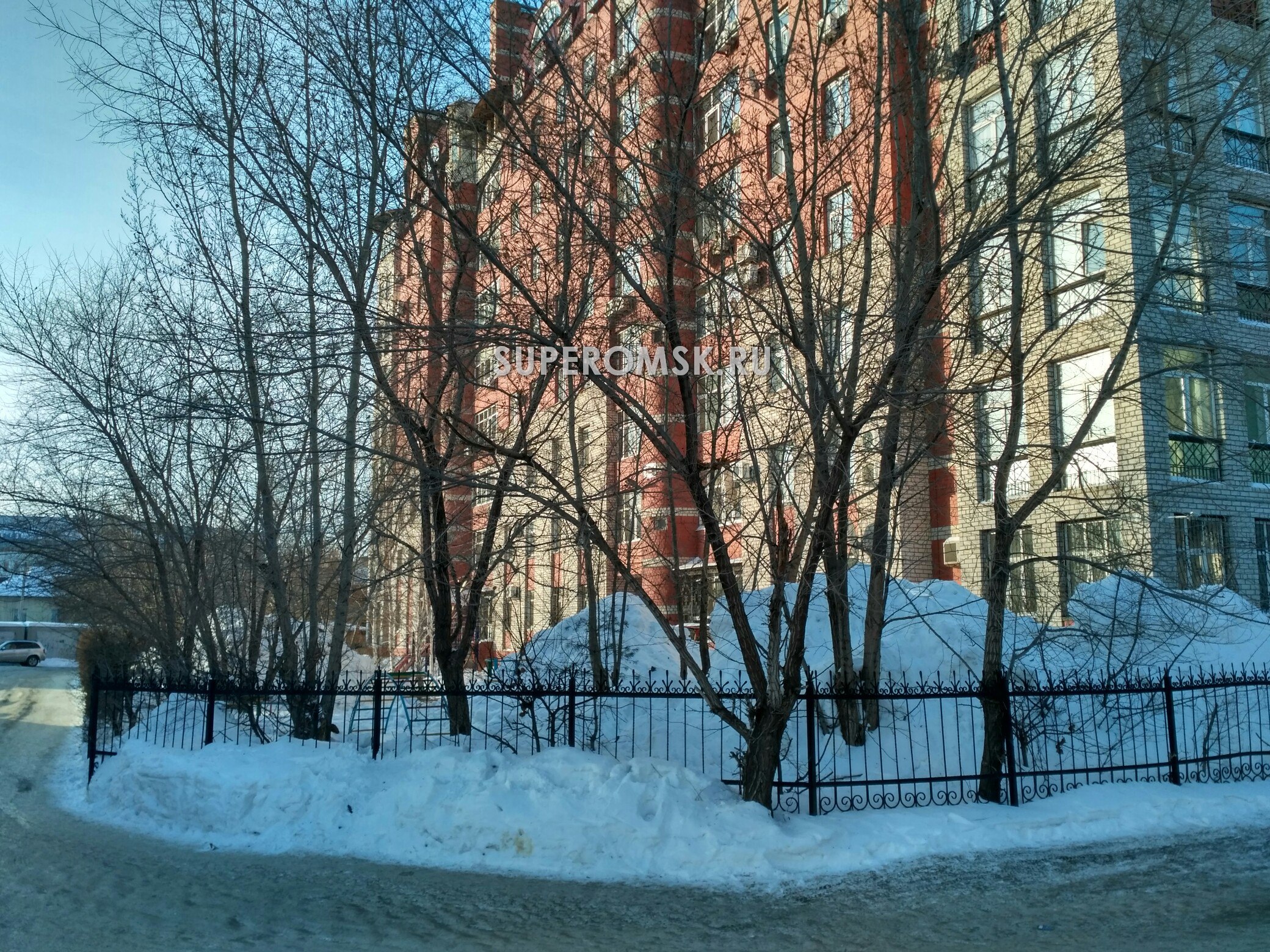 Омичка третий год борется против «судейского» дома, перегородившего дорогу