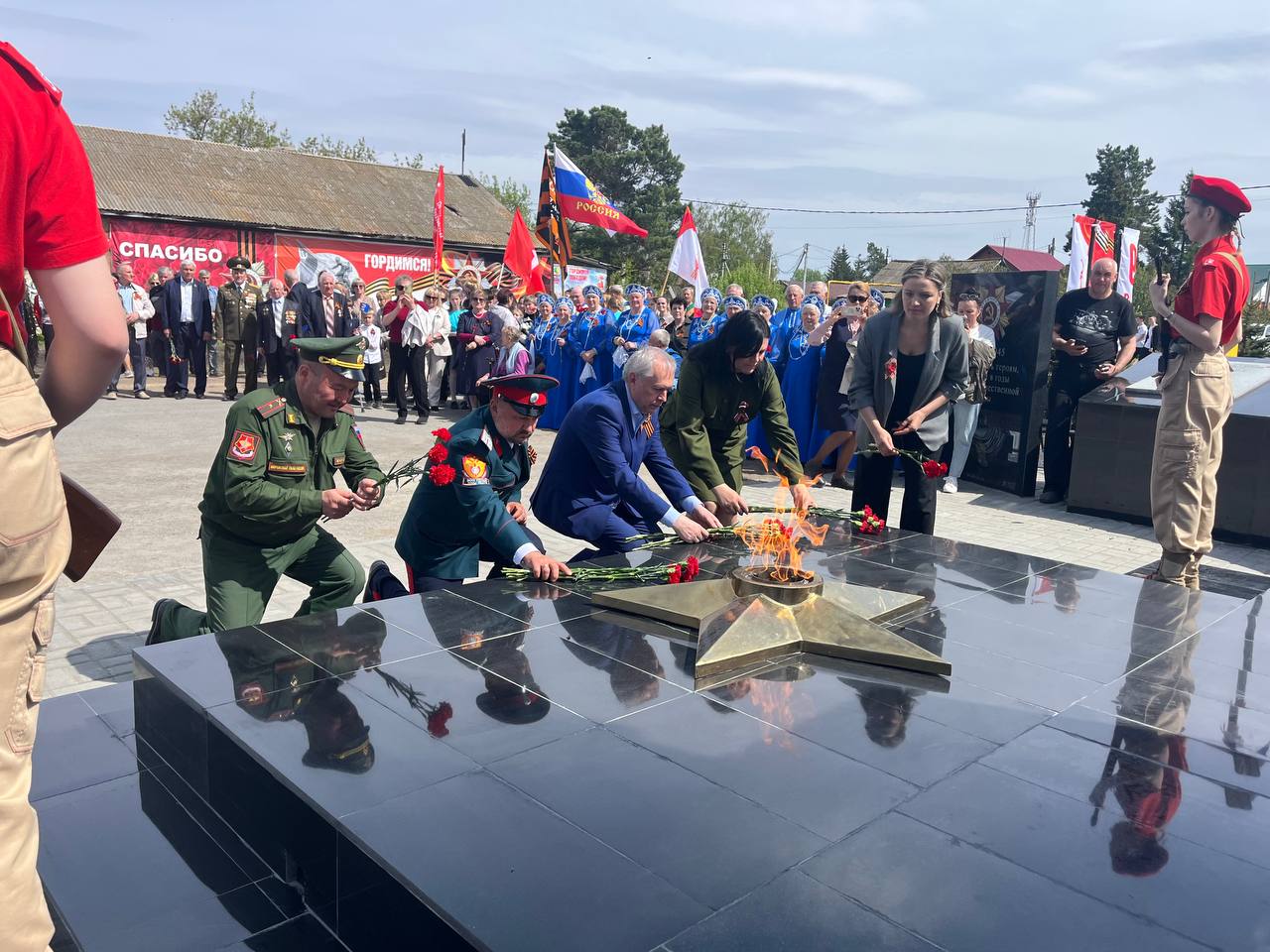 В Омском районе зажгли Вечные огни памяти