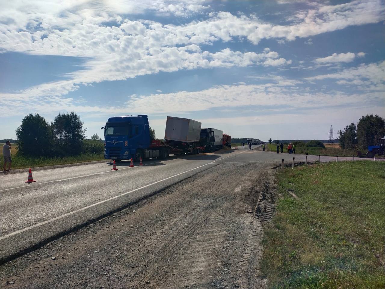 Появились кадры с места смертельного столкновения большегрузов под Омском Появились кадры с места смертельного столкновения большегрузов под Омском