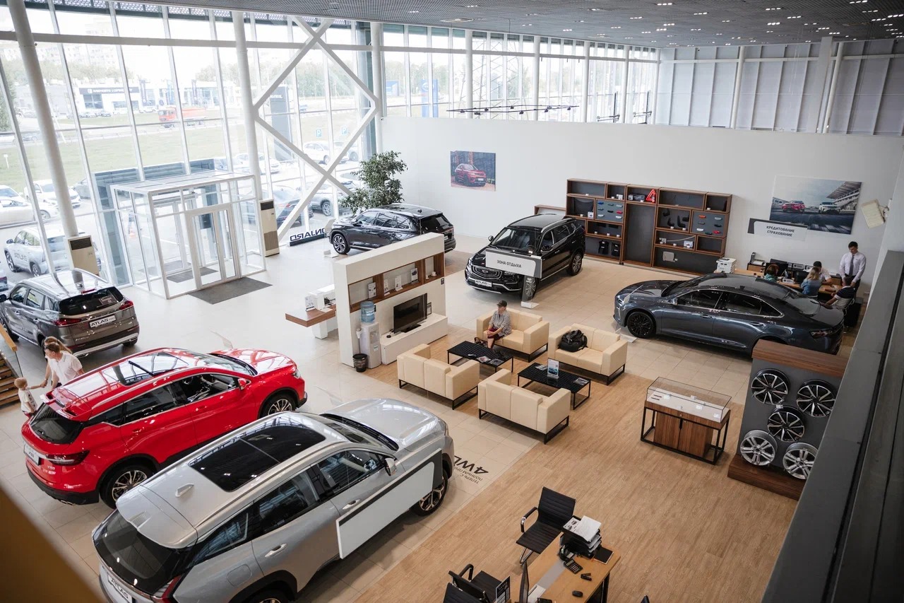 Новый вектор развития от Павла Маркелова: в Омске открыт дилерский центр Geely, Belgee и Knewstar