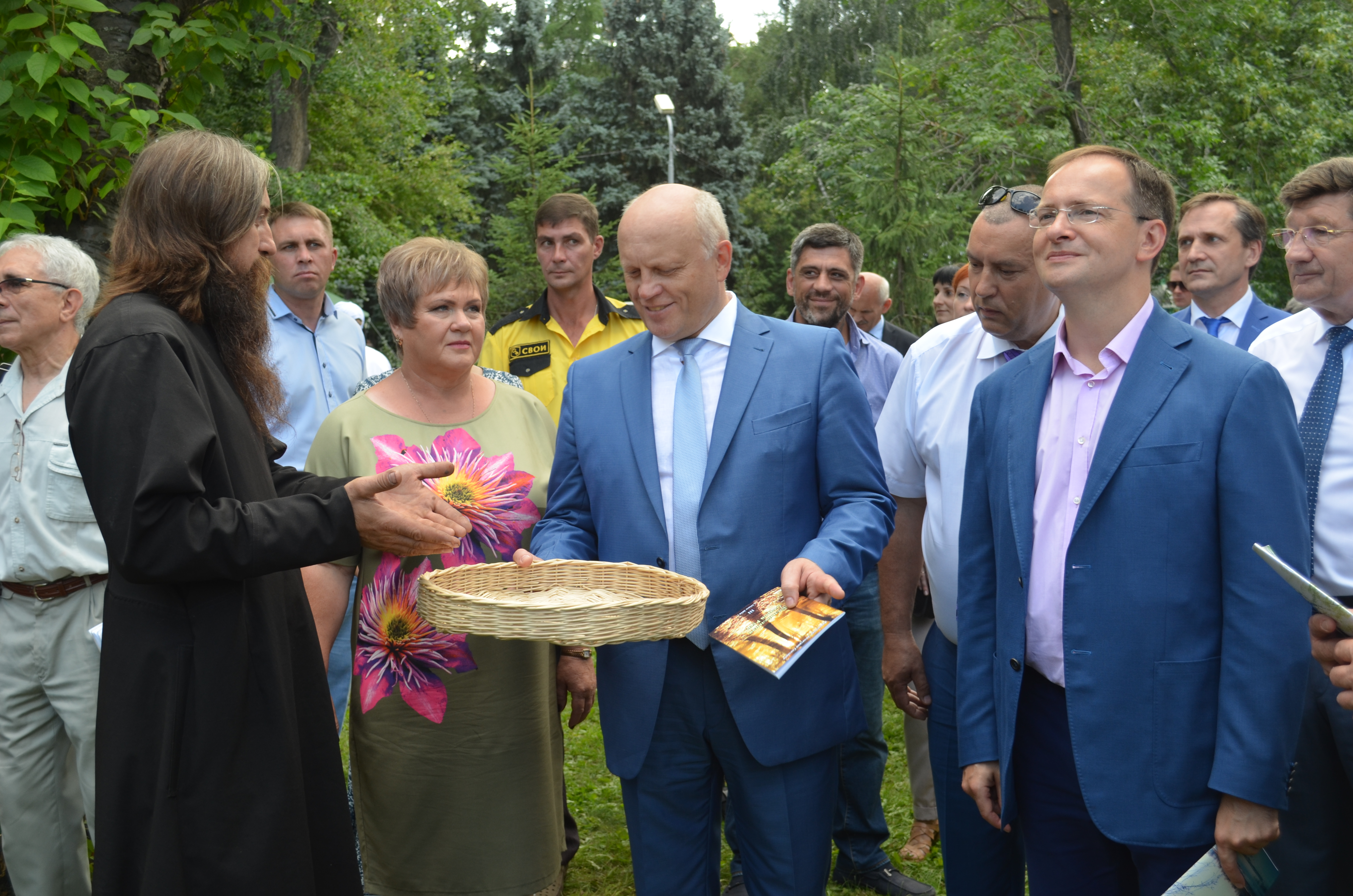 На омской выставке «Флора» мужчины-ВИПы скинули пиджаки, а чиновные дамы радовали яркими платьями На омской выставке «Флора» мужчины-ВИПы скинули пиджаки, а чиновные дамы радовали яркими платьями