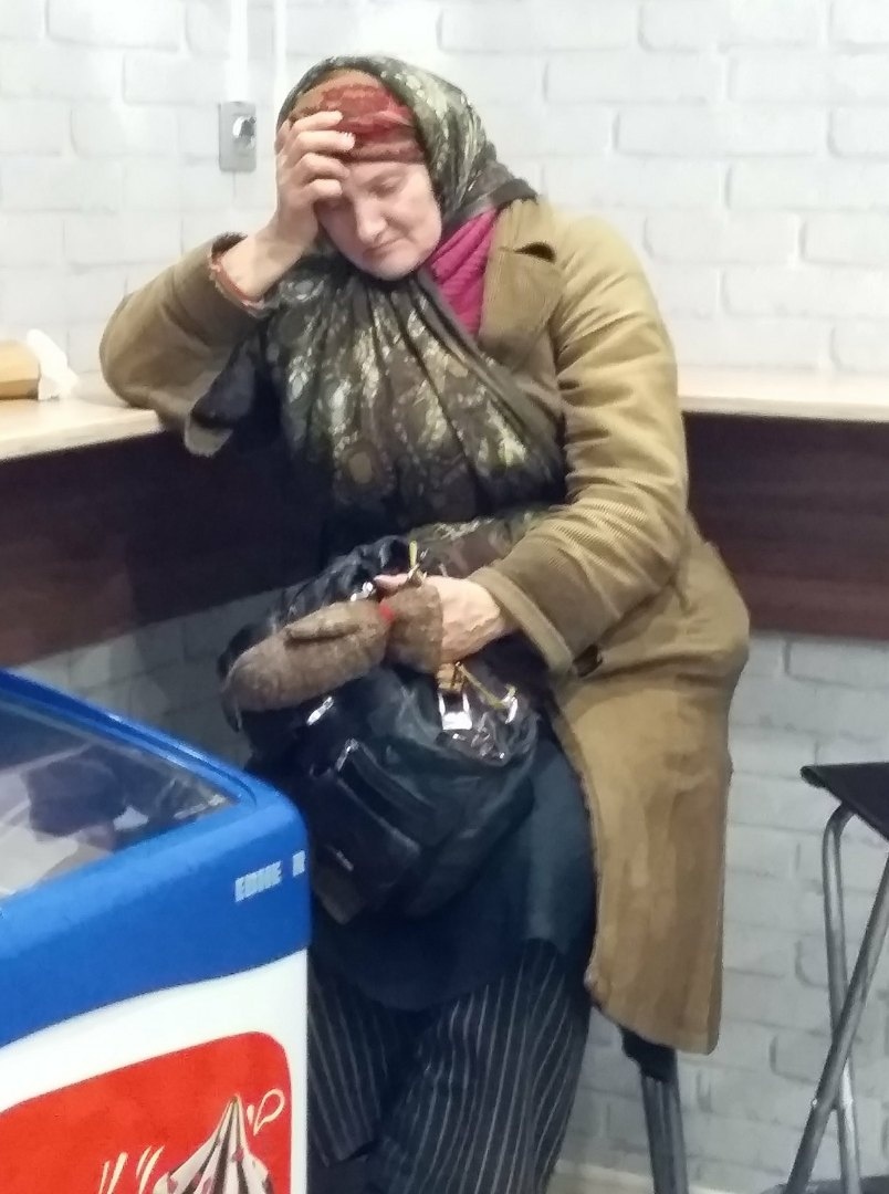 У парка 30-летия ВЛКСМ в Омске днем и ночью ходит неизвестная женщина – соцсети У парка 30-летия ВЛКСМ в Омске днем и ночью ходит неизвестная женщина – соцсети