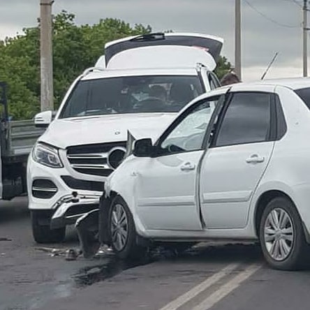 Из-за аварии на двойной сплошной на мостах к Московкам образовалась большая пробка в Омске Из-за аварии на двойной сплошной на мостах к Московкам образовалась большая пробка в Омске