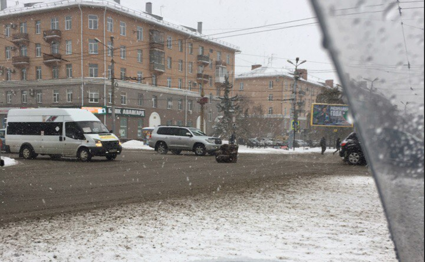 На перекрестке в центре Омска установили кресло для регулировщика На перекрестке в центре Омска установили кресло для регулировщика