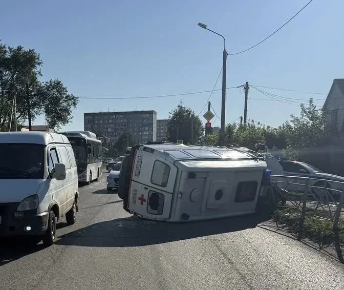 Появились кадры с места жесткого столкновения внедорожника и скорой в Омске Появились кадры с места жесткого столкновения внедорожника и скорой в Омске