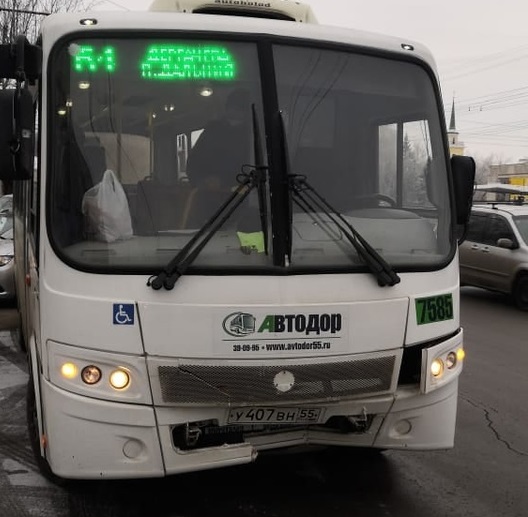 В центре Омска автобус протаранил легковушку с ребенком