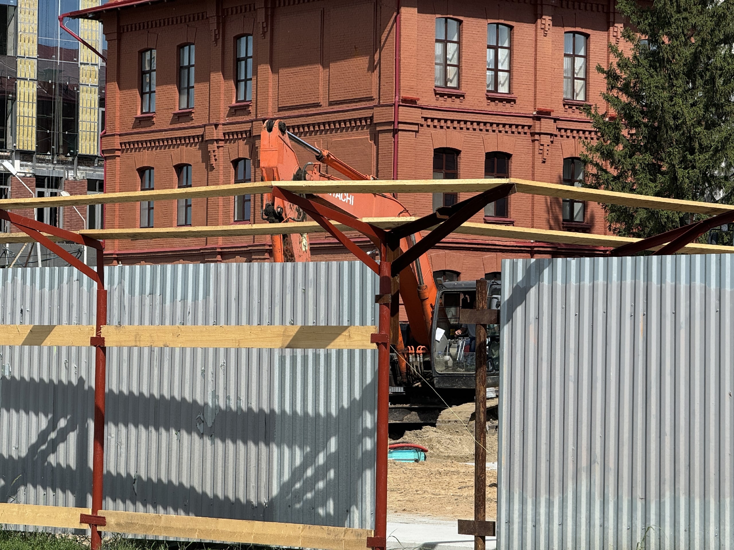 Между гостиницей и первой ТЭЦ в центре Омска началась стройка Между гостиницей и первой ТЭЦ в центре Омска началась стройка